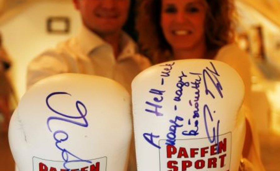 Elképesztő összegért vitték el Madár kesztyűit