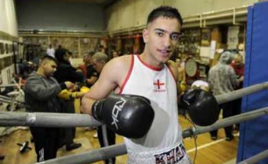 Amir Khan öccse debütál