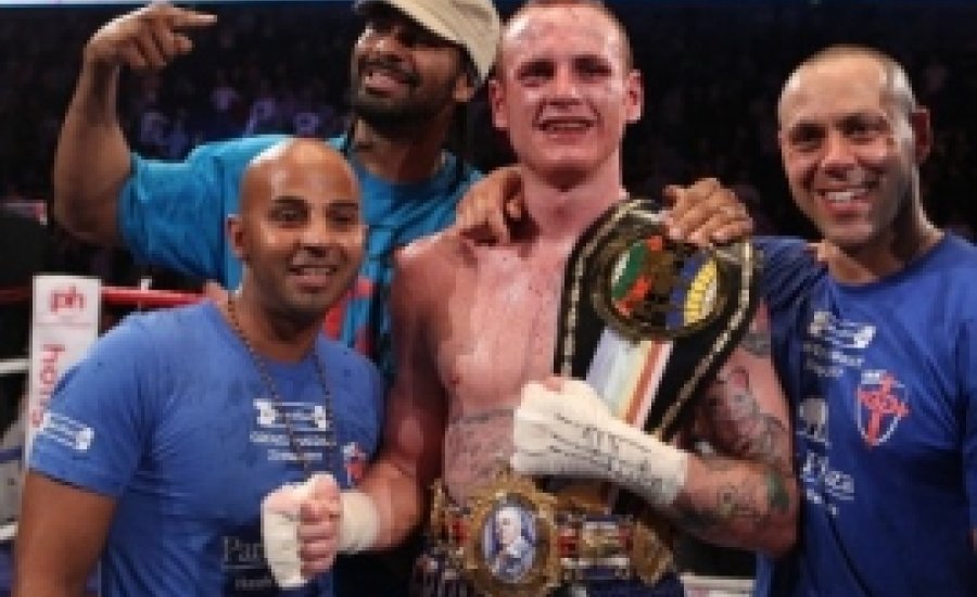 Groves aláírt Frank Warren-hez