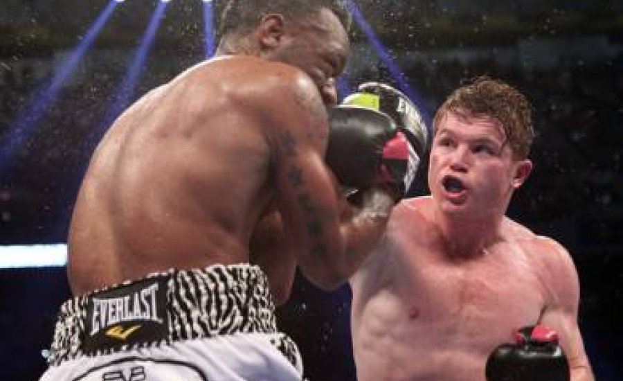 „Canelo” Alvarez pontozással nyert