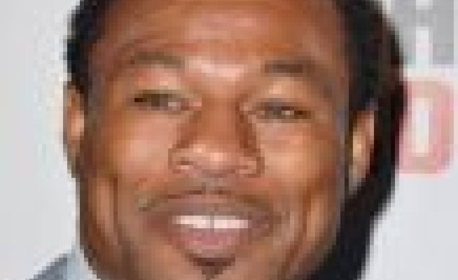 A 39 éves Mosley nagyváltósúlyban, Sergio Mora ellen folytatja