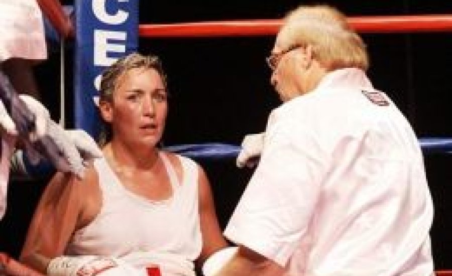 Leszbikus kapcsolata miatt támadta meg férje a legendát