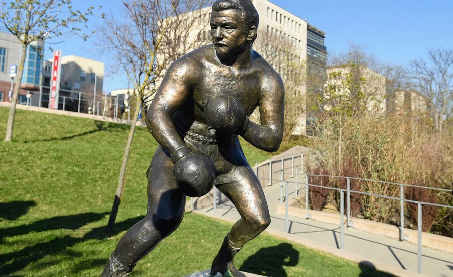 Koszorúzás Papp László szobránál