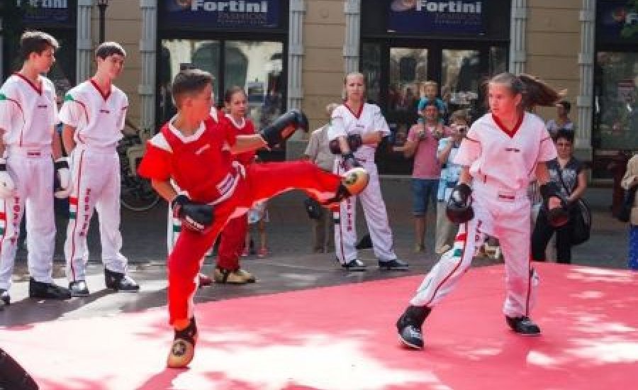 Kick-box válogatottak a főtéren Békéscsabán