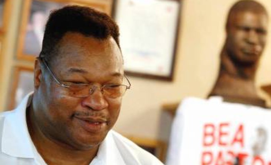 Larry Holmes kórházba került