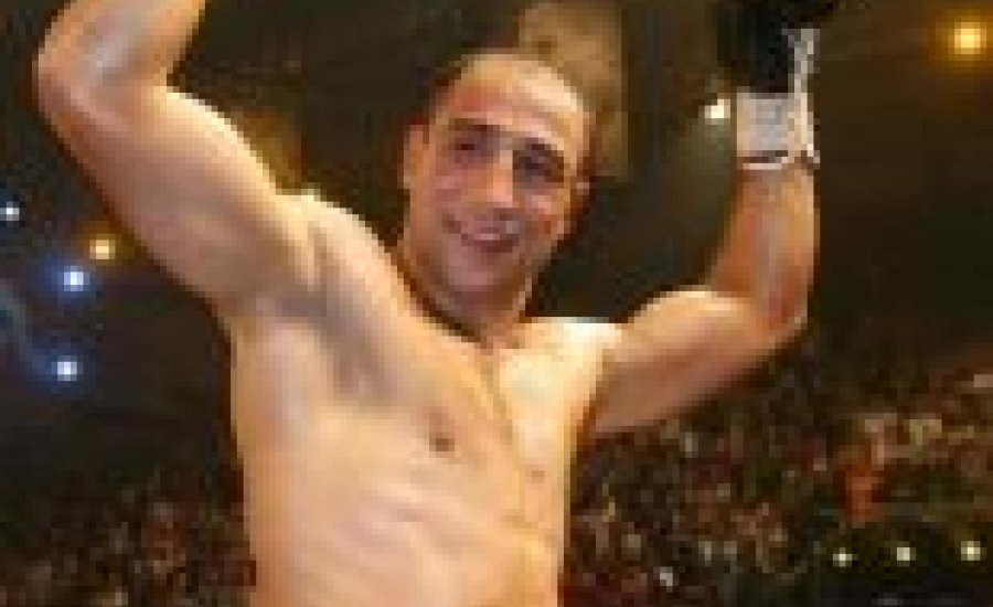 Abraham horvát ellenféllel melegít Ward ellen