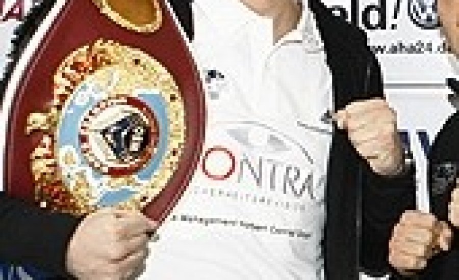 Büszkén feszít Erdei Zsolt övével a német „sztár”