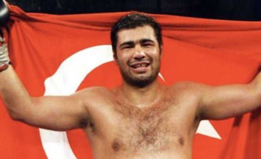 Elhunyt a „Boszporusz Bikája”, Sinan Samil Sam