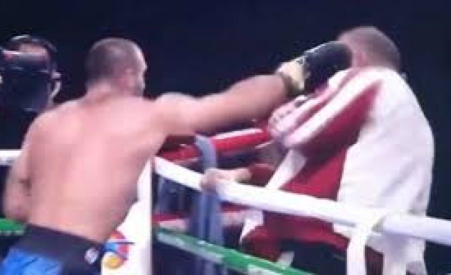 Amikor elgurul a gyógyszer: a saját edzőjét ütötte a bunyós