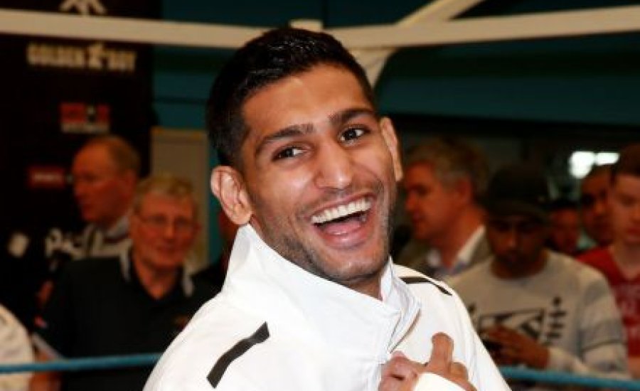 Mégis Mayweather előtt bokszol Amir Khan