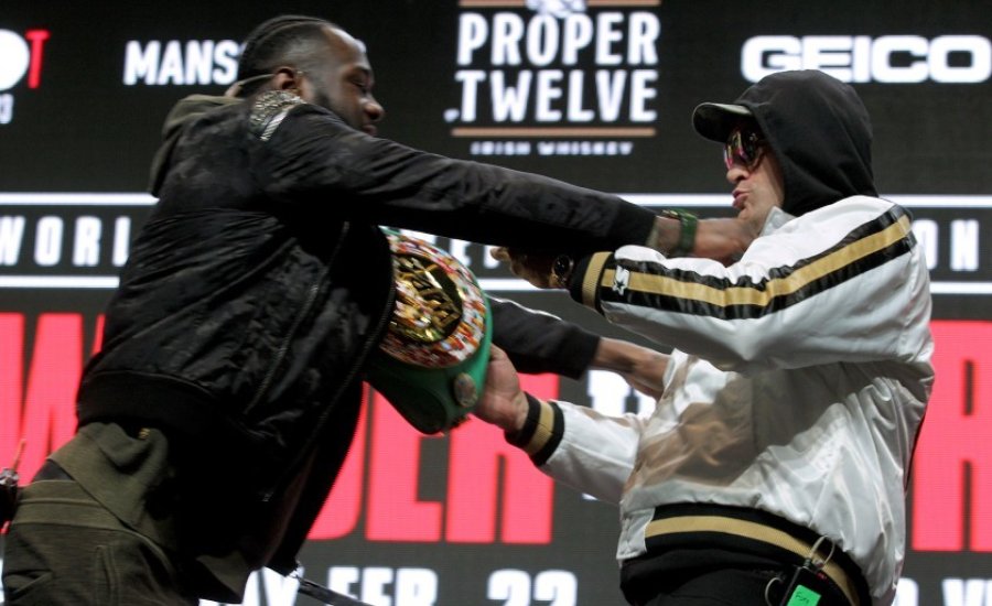 Balhé, lökdösődés, tömegjelenetek a Wilder-Fury sajtótájékoztatón