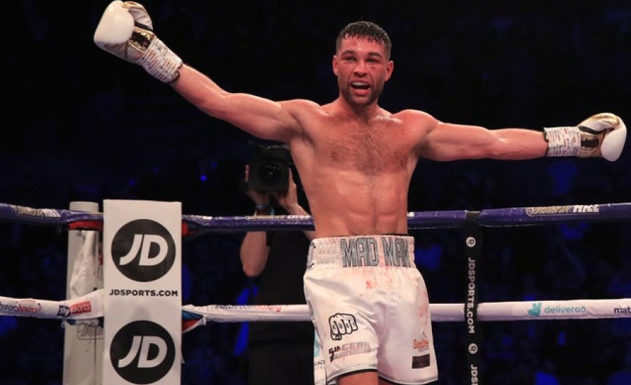 Megverte a volt barátnőjét, veszélyben a karrierje