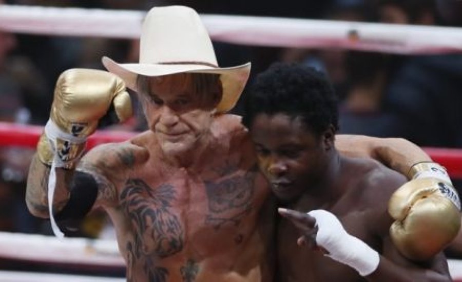 Bundát kiáltottak Mickey Rourke bemutató meccse kapcsán