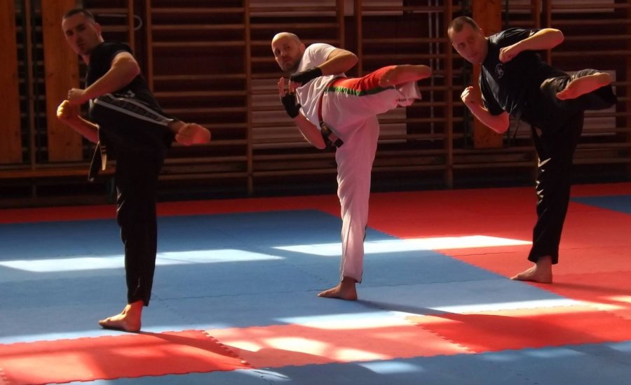 Világbajnokok részvételével tartott danvizsgát a kick-box szövetség