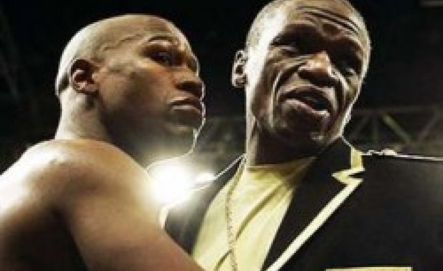 Mayweathert ismét kioktatta a fater