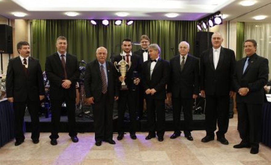 Hajnalig ropta az ökölvívás nagy családja