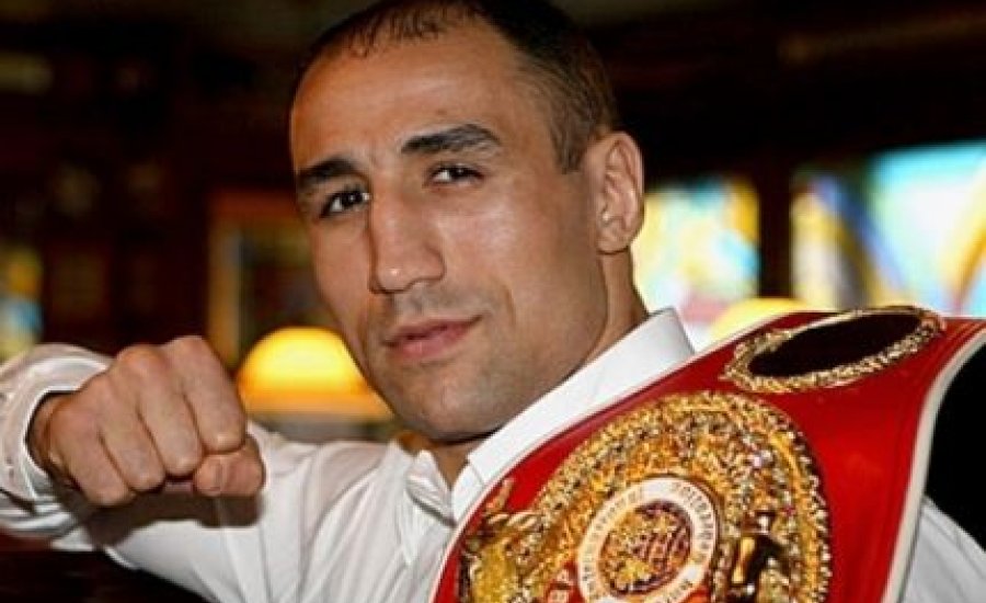 Abraham elégedetlen, visszavonulással fenyegetőzik