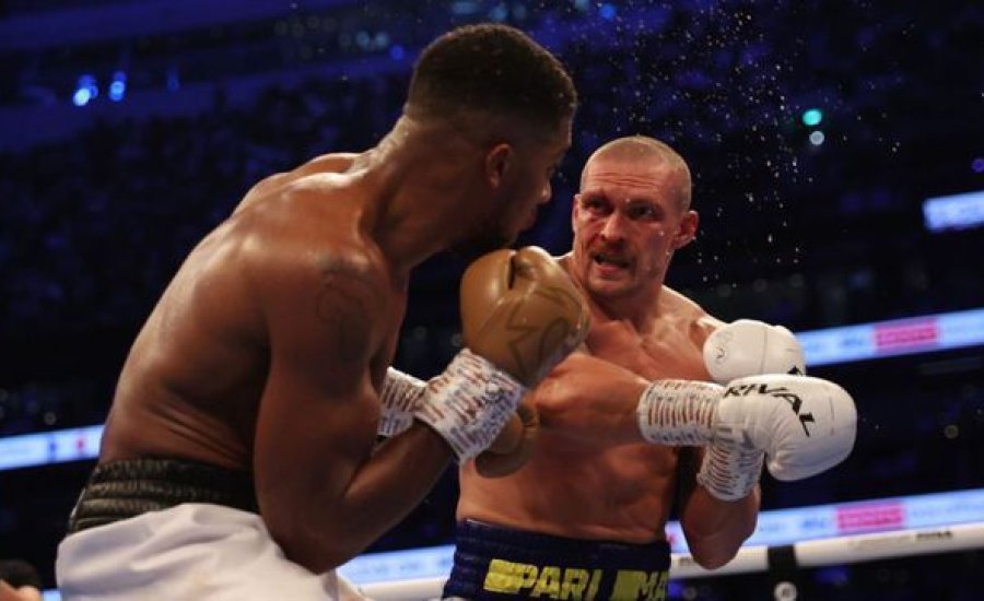 Usyk megosztott pontozással győzte le Anthony Joshuát