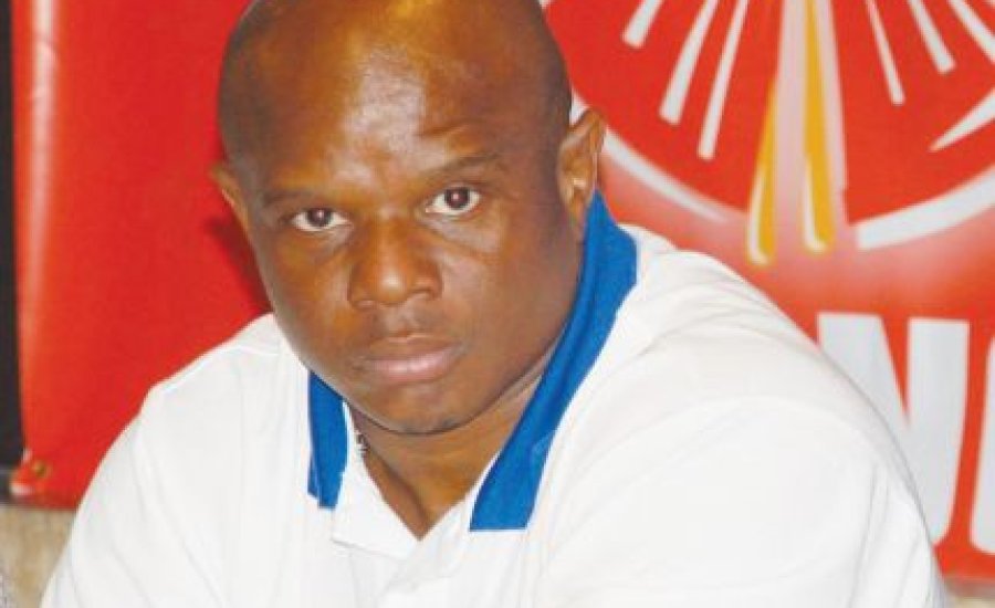 Harry Simon magyar ellenféllel küzd