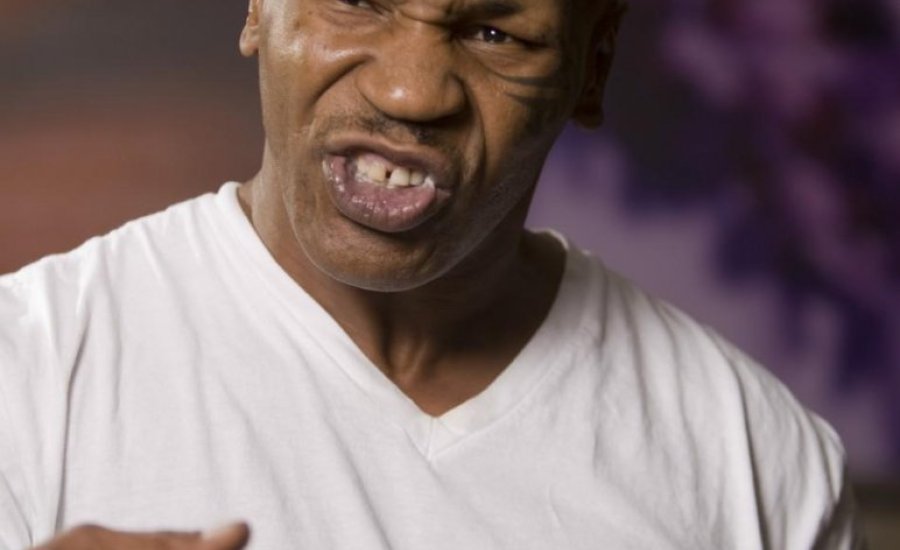 Elhalasztották Mike Tyson visszatérő küzdelmét