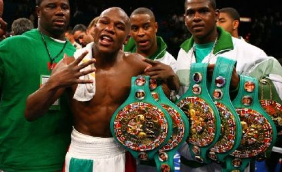 Mayweather spéci bajnoki státusban maradt a WBC-nél