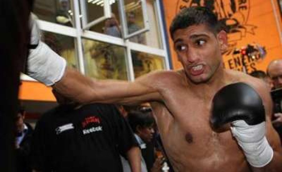Amir Khan súlycsoportot vált, Mayweathert akarja